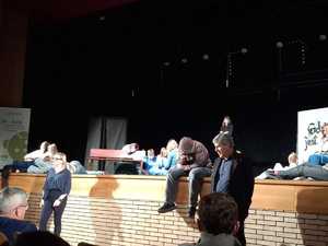 Młodzież podczas występu na scenie