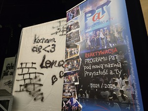 Plakat informacyjny wywieszony na scenie