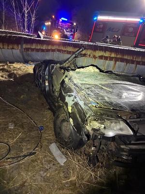 Miejsce zdarzenia w którym zniszczony pojazd znajduje się przy rurach ciepłowniczych