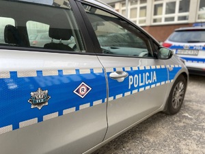 Policyjny radiowóz zaparkowany przed budynkiem