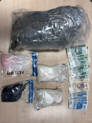 Zabezpieczone narkotyki i pieniądze na stoliku