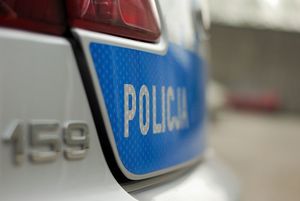 Napis Policja na karoserii radiowozu