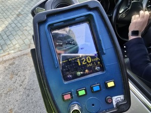 Wyświetlacz dadaru ze wskazana prędkością 120 km/h