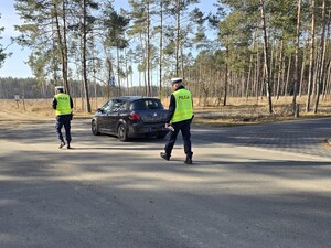 Policjanci kontrolują pojazd