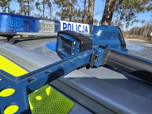 Radar na tle napisu Policja