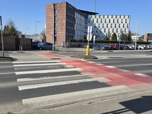 Przejście dla pieszych na tle częstochowskiej komendy