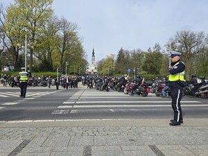 Policjanci kierują ruchem w okolicy wjazdu na jasną górę