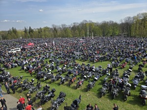 Zdjęcie motocyklistów zgromadzonych na błoniach