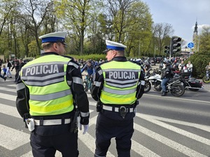 Dwóch policjantów zabezpiecza rejon przejścia dla pieszych