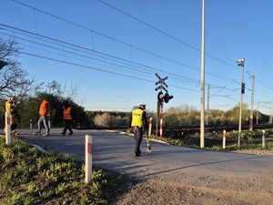 Policjant zabezpiecza ślady zdarzenia specjalnym wózkiem do mierzenia odległości