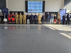 Organizatorzy pozują do wspólnego zdjęcia