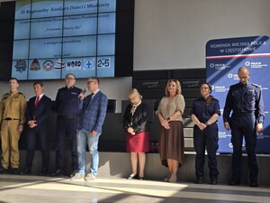 Mężczyzna przemawia do mikrofonu