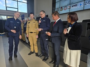 organizatorzy rozmawiają ze sobą przed oficjalnym otwarciem konkursu