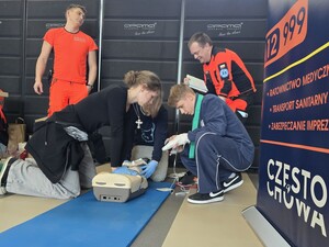 Ratownicy medyczni przyglądają się zawodnikom podczas konkurencji udzielania pierwszej pomocy