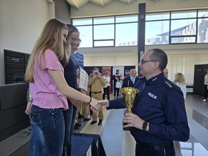 Komendant wręcza puchar i składa gratulacje drużynie
