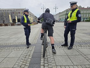 Policjanci rozmawiają z rowerzystą