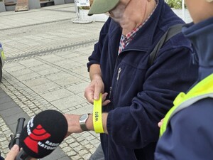 Mężczyzna mówi do mikrofonu