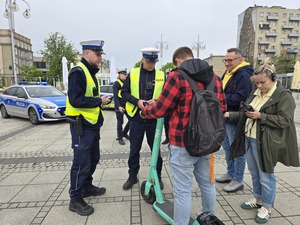 Użytkownik hulajnogi rozmawia z policjantami