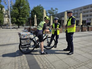 Policjanci rozmawiają z rowerzystą
