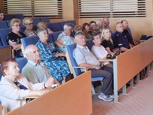 Policjanci wśród widzów siedzą w auli
