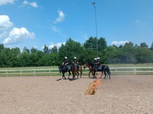 Policjanci na koniach podczas konkurencji z ogniem