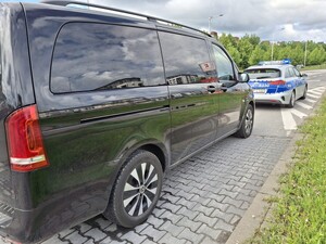 Karawan i radiowóz stoją przy drodze