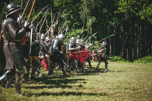 Uzbrojeni rycerze gotowi do walki
