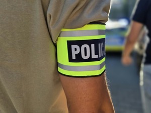 Opaska z napisem Policja na przedramieniu