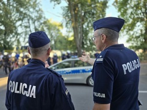 Policjanci rozmawiają podczas zabezpieczenia meczu