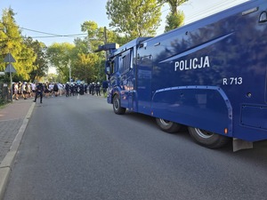 Policyjna armatka wodna jedzie ulica