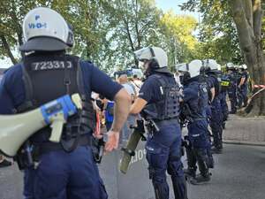 Policjanci stoją w szyku podczas zabezpieczenia