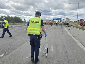 Policjant na miejscu zdarzenia dokonuje pomiaru