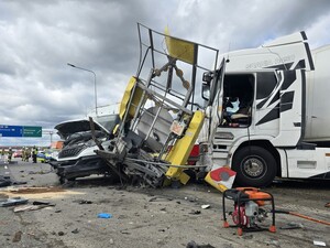 Zniszczone pojazdy na miejscu zdarzenia