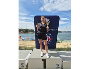 Kobieta w stroju sportowym stoi na podium