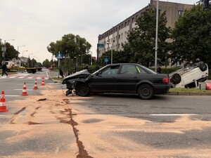 Zniszczony pojazd na miejscu zdarzenia