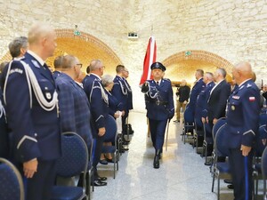 Policjanci stoją w sali w mundurach galowych
