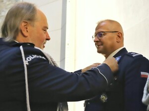 Policjant dekorowany medalem przez policjanta