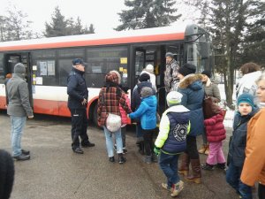 Policjanci na prelekcji w ramach akcji „Bezpieczne ferie 2017”