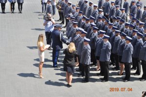 Komendant Wojewódzki Policji w Katowicach w trakcie mianowania policjantów na wyższe stopnie policyjne