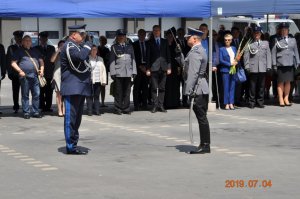 Komendant Wojewódzki Policji w Katowicach odbiera meldunek od dowódcy uroczystości
