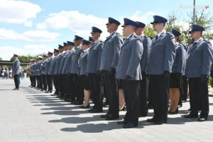 Policjanci w galowych mundurach ustawieni w szeregu.