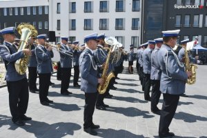 Orkiestra Komendy Wojewódzkiej Policji w Katowicach w trakcie gry.