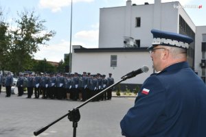 Komendant Wojewódzki Policji w Katowicach nadinsp. Krzysztof Justyński wygłasza przemówienie podczas uroczystości.