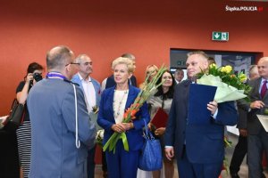 Zaproszeni goście składają gratulacje Komendantowi Miejskiemu Policji w Dąbrowie Górniczej.