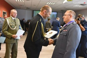 Służby mundurowe składają gratulacje Komendantowi Miejskiemu Policji w Dąbrowie Górniczej.