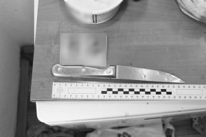 Zdjęcie przedstawia nóż koloru srebrnego leżący na stoliku.