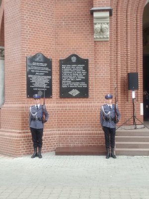 Policjanci stojący pod kościołem