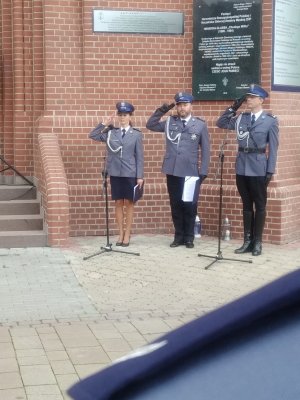 Policjanci oddający honory