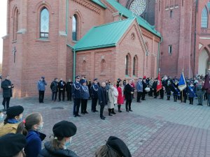 Zdjęcia przedstawiające uroczystości na zewnątrz kościoła, umundurowanych Policjantów, orkiestrę górników oraz uczestników nabożeństwa.