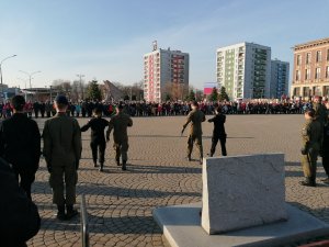 Zdjęcia przedstawiające zmianę warty honorowej pełnionej przez klasy mundurowe przy tablicy kamiennej, w tle widzimy uczestników dąbrowskiego Święta Niepodległości.